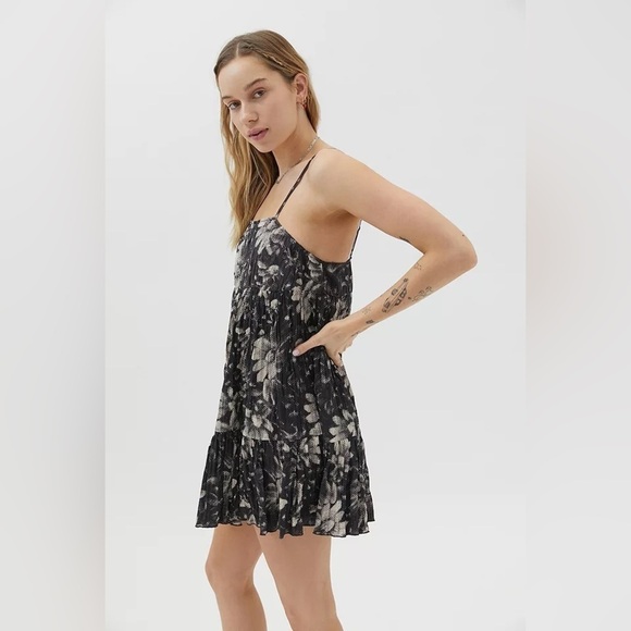 Urban Outfitters Lucia Black Plisse Tiered Mini Dress - Picture 4 of 10